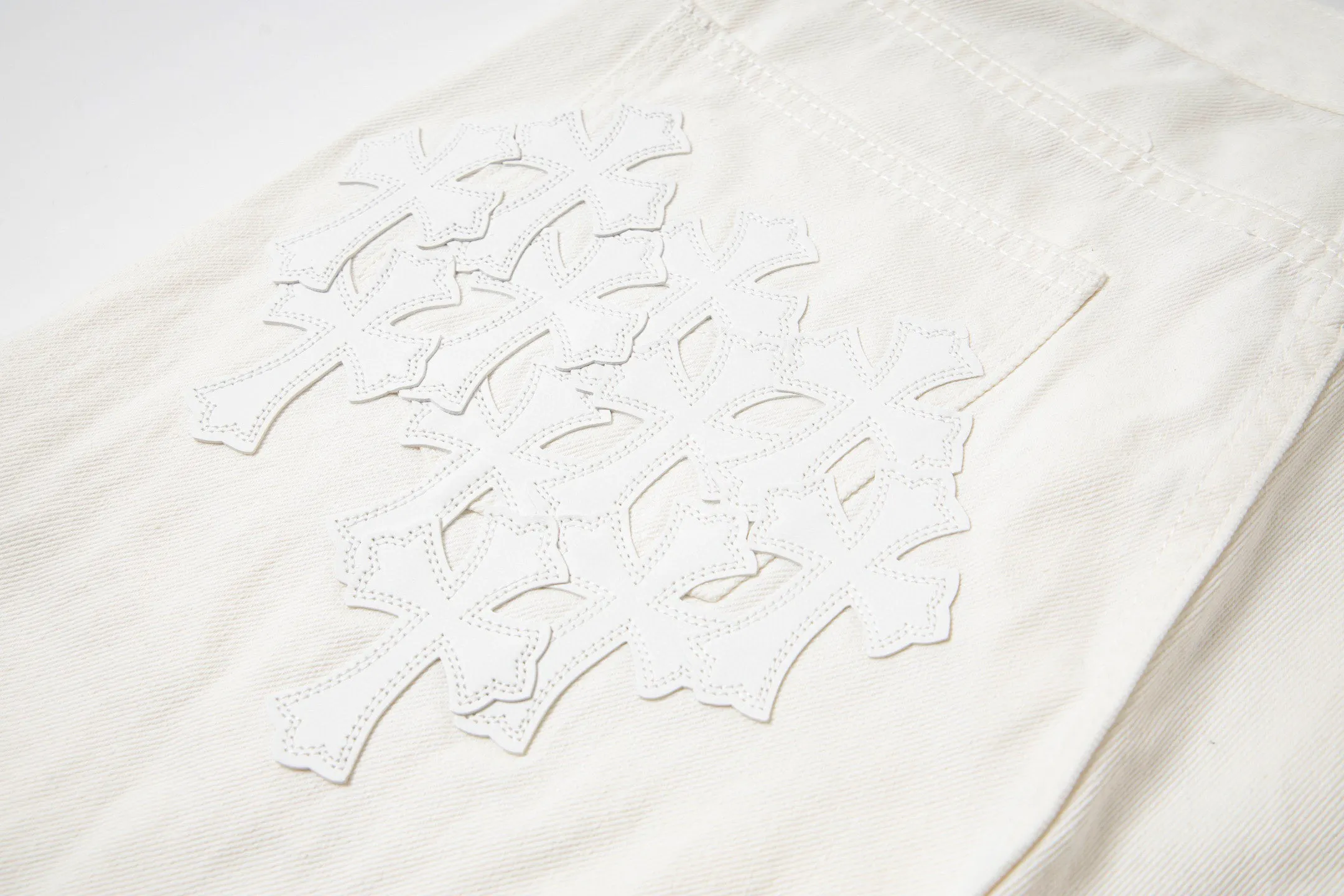 P280 💰 (Top version) Chrome Hearts White Bull King Metal Cross White Leather Heavy Industry Jeans Chrome Hearts is a brand that has always been famous for its high-end and design. The quality of these pants is unparalleled, and a pair is often hard to find at counters. It uses top-notch heavy-duty washing technology, the calf leather laser-cut cross is particularly exquisite, and the aged silver hardware adds a sense of retro and luxury. White denim fabric, paired with a cross leather design, is fashionable and individual. The straight version is also particularly slim. The style is the same for men and women, so whoever wears it will look better! The matching suggestions are as follows: Cool street style: Pair the upper body with a black short crop top, a black leather jacket, and black Martin boots. Wear a silver necklace and ring from Crowe and walk on the street to feel cool. Casual fashion style: wear a simple white cotton T-shirt inside, a loose denim jacket outside, and white sneakers. Overall casual and comfortable, suitable for daily travel and shopping. High-end outfit: Pair it with a black silk-textured shirt, tuck it into pants, and put on a pair of black leather shoes. Wear a black suit jacket to instantly enhance your temperament, and you can attend some formal occasions without any pressure. Color: White Ox King Size: 28-30-32-34 (corresponds to S-M-L-XL)